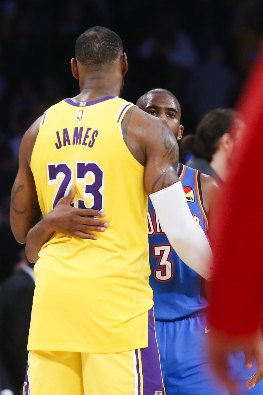  世界杯次回合激情夜！奥斯梅恩里突外投，纽约尼克斯险胜洛杉矶湖人